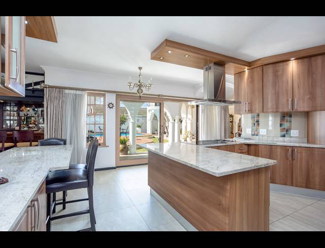 6 BEDROOM FREEHOLD FOR SALE IN WYNBERG